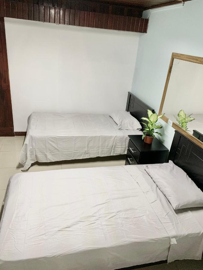 Global House CR Hostel Backpackers Alajuela Habitación compartida 2 Camas por Habitación Exterior foto